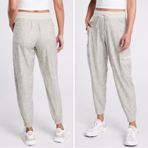 Athleta Venture Printed Pants Joggers Athleisure Tan Size 6 Cool to Touch